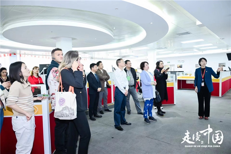 媒體記者參觀(guān)天津航空運(yùn)營(yíng)控制中心。主辦方供圖。