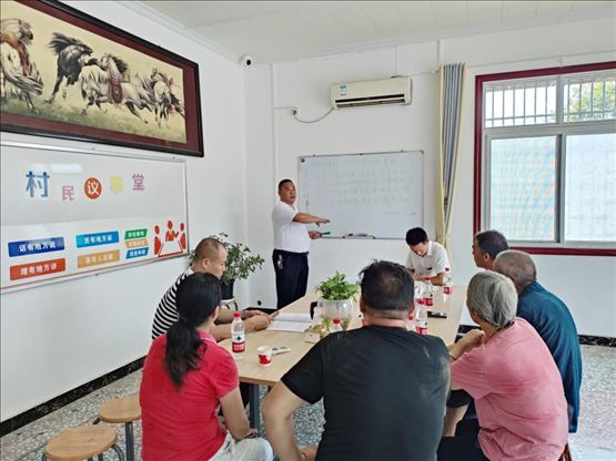 泉塘村17組議事會(huì)正在討論土地整理事項(xiàng)。湖南省司法廳供圖