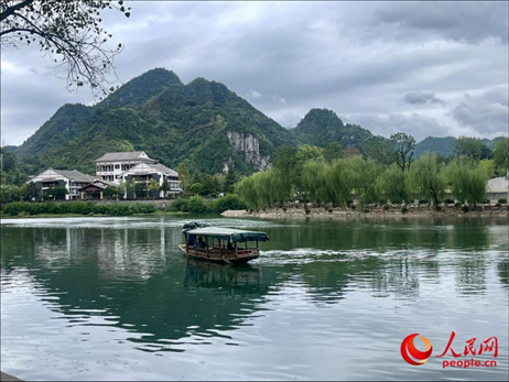 秋日的邊城鎮(zhèn)，青山滴翠、碧水含情。人民網(wǎng) 周靜圓攝
