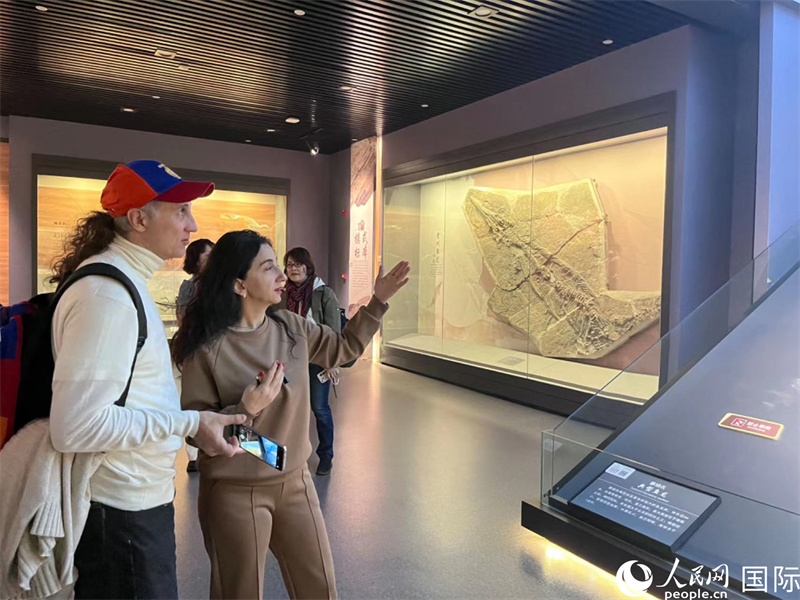 歐亞國家記者在參觀貴州省地質(zhì)博物館 。 人民網(wǎng) 鄧潔攝