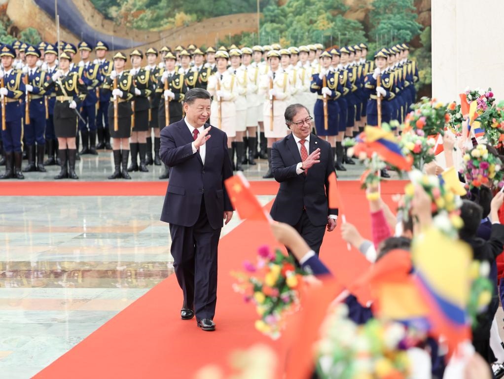 10月25日下午，國(guó)家主席習(xí)近平在北京人民大會(huì)堂同來(lái)華進(jìn)行國(guó)事訪問(wèn)的哥倫比亞總統(tǒng)佩特羅舉行會(huì)談。這是會(huì)談前，習(xí)近平在人民大會(huì)堂北大廳為佩特羅舉行歡迎儀式。
