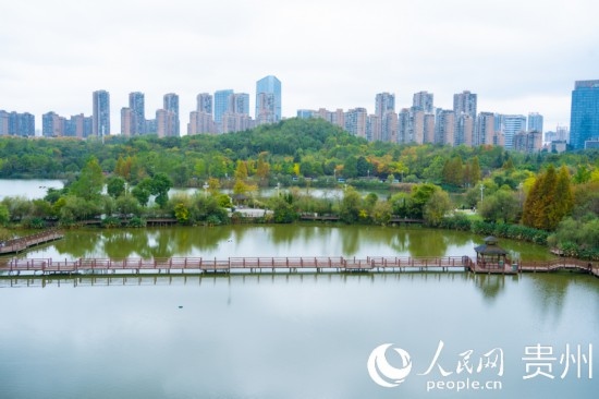 秋日時節(jié)，觀山湖公園景色美不勝收。人民網(wǎng) 陽茜攝