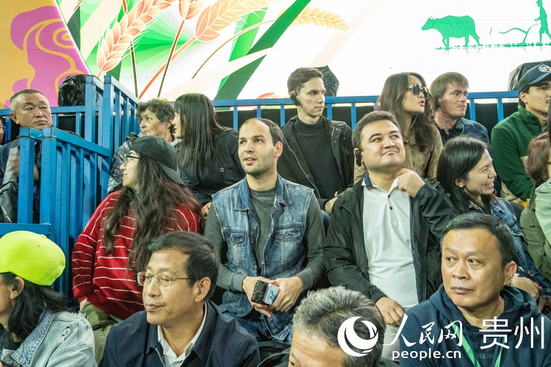 “村BA”決賽現(xiàn)場(chǎng)，看臺(tái)座無(wú)虛席。人民網(wǎng) 陽(yáng)茜攝