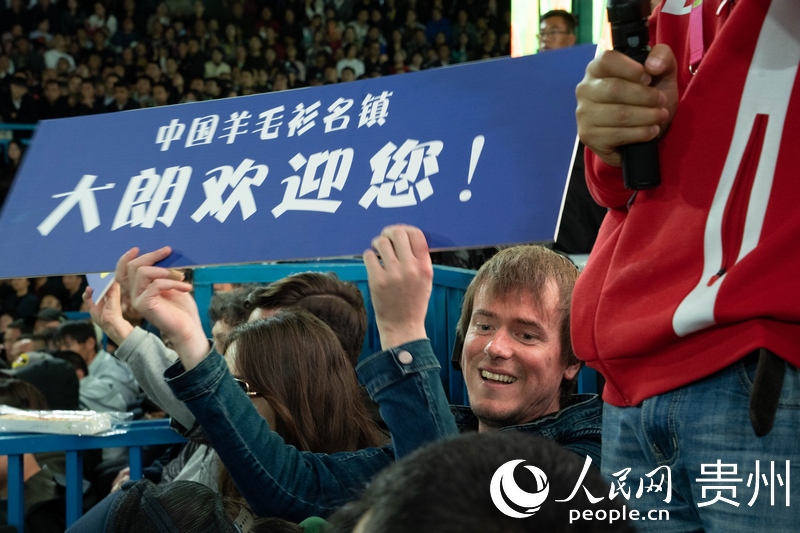 外媒記者舉起手牌為運(yùn)動(dòng)員加油。人民網(wǎng) 陽(yáng)茜攝