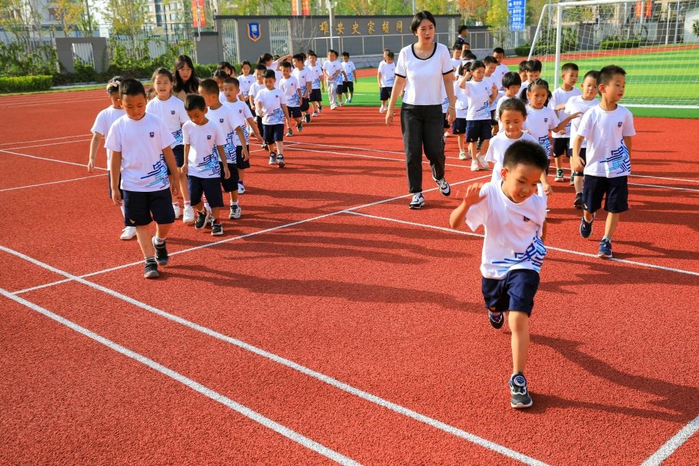 2023年9月，雄安史家胡同小學的學生們在操場上活動。新華社記者張鋮 攝