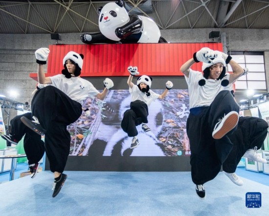  10月29日，街舞隊在日本大阪國際會展中心中國館表演街舞。新華社發(fā)（中國駐大阪旅游辦事處供圖）