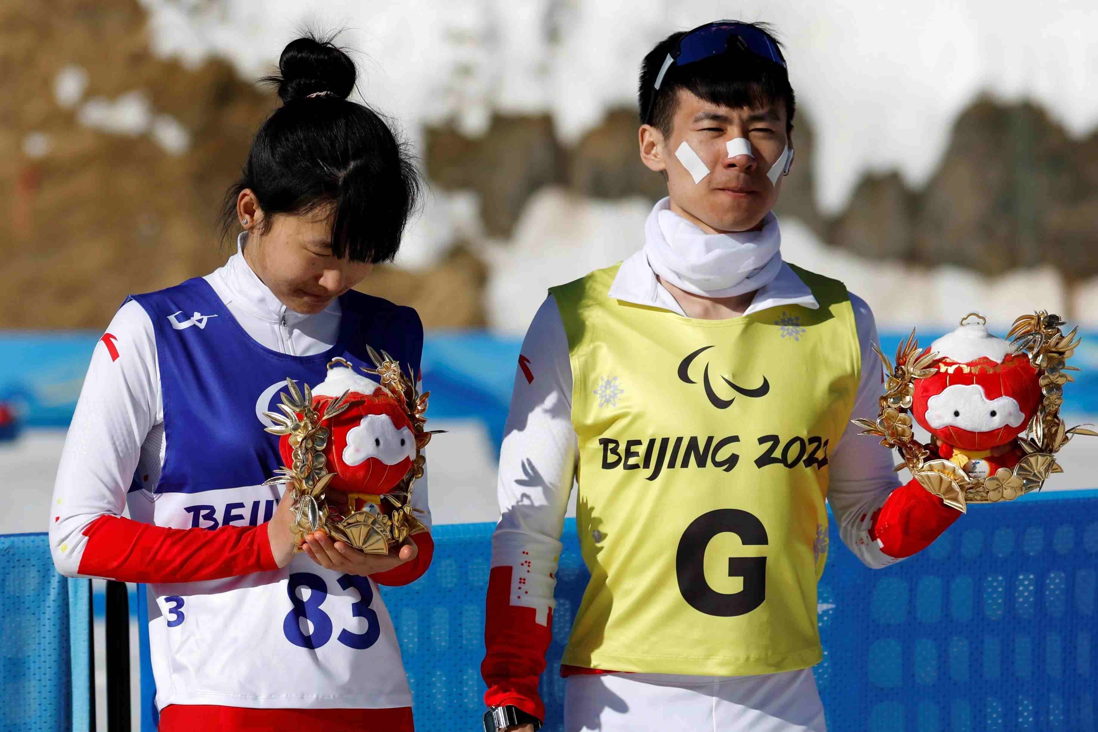 △2022年3月8日，在2022冬殘奧會(huì)殘奧冬季兩項(xiàng)女子中距離（視障）比賽中，中國(guó)選手王躍（左）獲季軍。