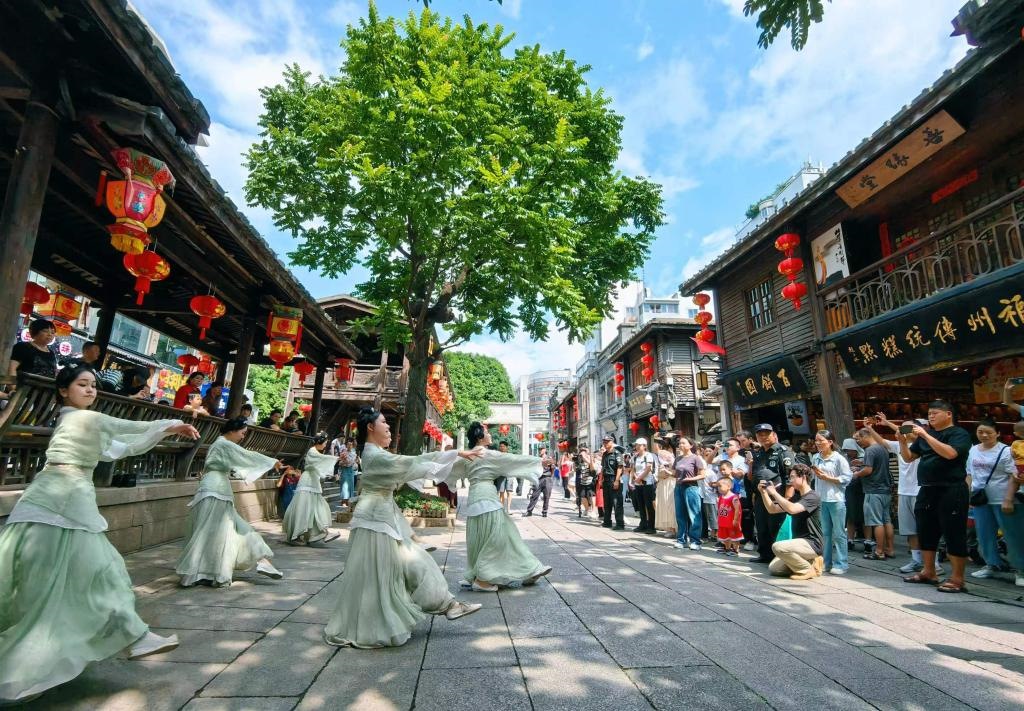 國慶節(jié)期間，福州市三坊七巷歷史文化街區(qū)上演《尋夢閩都》快閃。新華社發(fā)