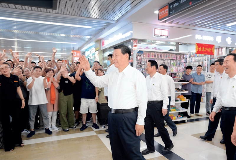 2023年9月20日至21日，中共中央總書記、國家主席、中央軍委主席習近平在浙江考察。這是20日上午，習近平在義烏國際商貿城考察時，同商戶親切交流。 新華社記者 李學仁/攝