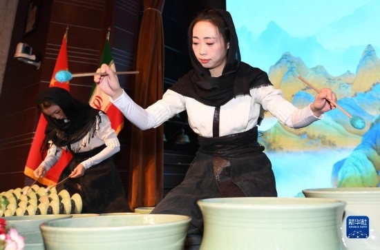 10月30日，演員在伊朗德黑蘭伊朗國家藝術(shù)科學(xué)院舉行的“青風(fēng)海上來”浙江青瓷巡禮開幕式暨“萬象中國·天下寧波”寧波文旅推介會開幕式上表演。新華社記者 沙達提 攝