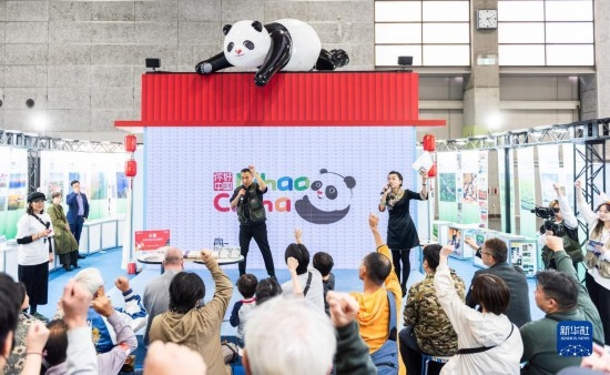  10月29日，游客在日本大阪國際會展中心中國館參與中國旅游知識問答活動。新華社發(fā)（中國駐大阪旅游辦事處供圖）