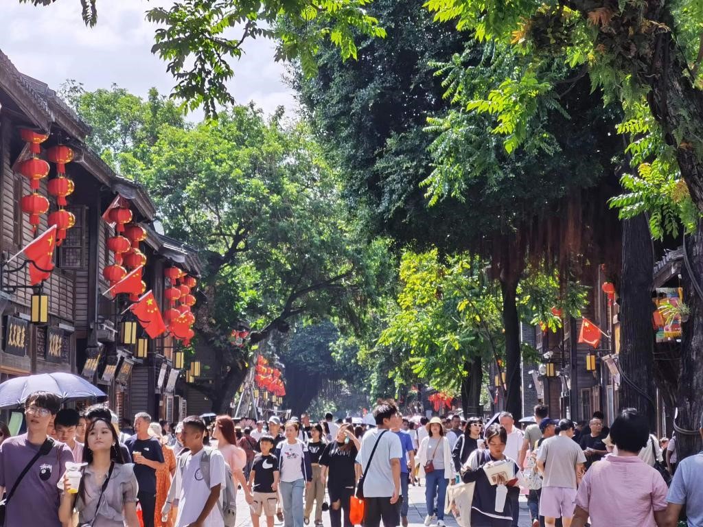 國慶節(jié)期間，三坊七巷歷史文化街區(qū)游人如織。新華社發(fā)