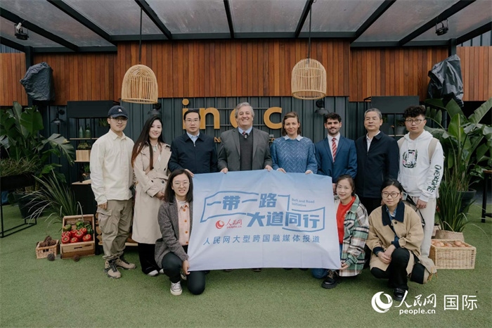 在烏拉圭第118屆普拉多牧農(nóng)業(yè)國際博覽會(huì)上，烏拉圭國家肉類協(xié)會(huì)主席與人民網(wǎng)記者合影。人民網(wǎng)記者 張若涵攝