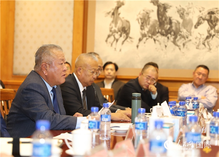 2.2023年10月30日，張義波（左一）會(huì)長(zhǎng)匯報(bào)商會(huì)工作情況。人民網(wǎng)記者 霍文攝