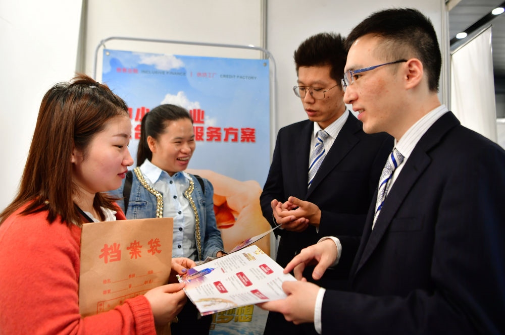 2019年5月9日，兩名鞋業(yè)公司的工作人員（左一和左二）向銀行工作人員咨詢中小微企業(yè)金融服務(wù)方案細(xì)則。當(dāng)日，福建自貿(mào)區(qū)福州片區(qū)稅企銀三方對(duì)接會(huì)在馬尾基金小鎮(zhèn)舉辦，來(lái)自傳統(tǒng)制造業(yè)、物聯(lián)網(wǎng)和電子商務(wù)等行業(yè)的企業(yè)代表參加對(duì)接會(huì)。新華社記者 魏培全 攝