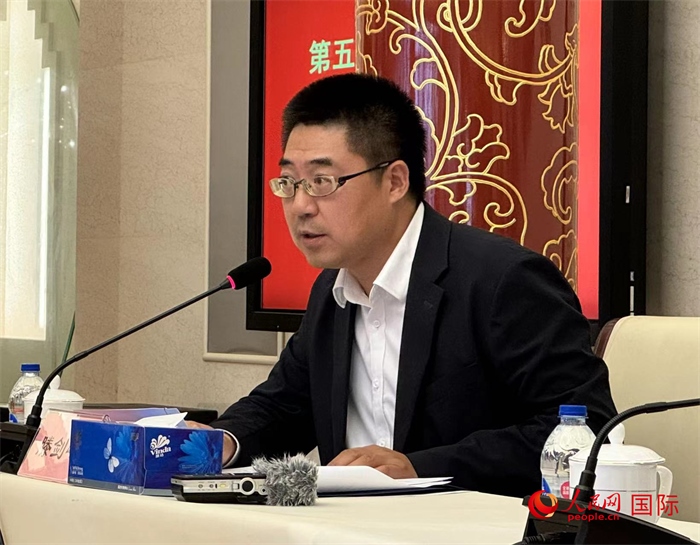 10月31日，歐美同學會副秘書長滕劍峰在第五屆中法文化論壇媒體吹風會上講話。（人民網(wǎng) 謝瑩攝）