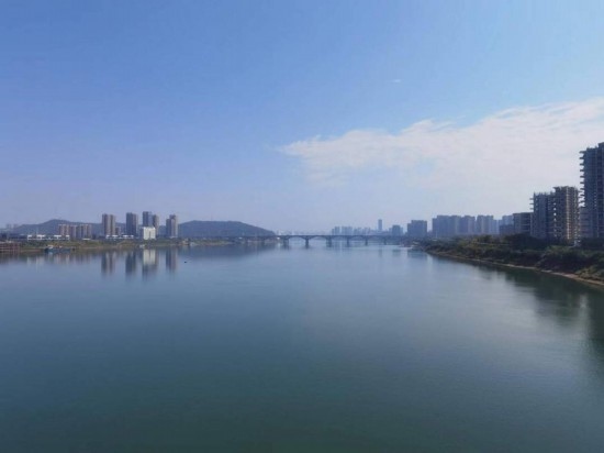 10月24日，在清水塘大橋景觀通道上拍攝的湘江景色。本報(bào)記者 常雯宜攝