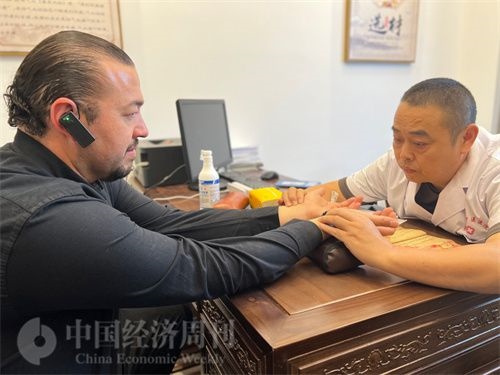  （外媒記者走進(jìn)中醫(yī)堂，問(wèn)診中醫(yī)名師。中國(guó)經(jīng)濟(jì)周刊記者 郭志強(qiáng)攝）