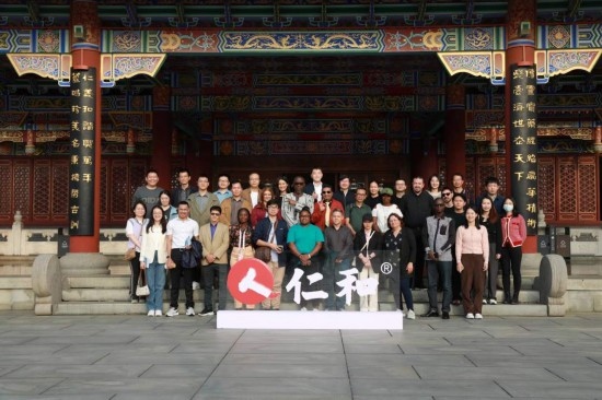 2023“一帶一路”媒體合作論壇聯(lián)合采訪團參觀仁和集團。（受訪者供圖）