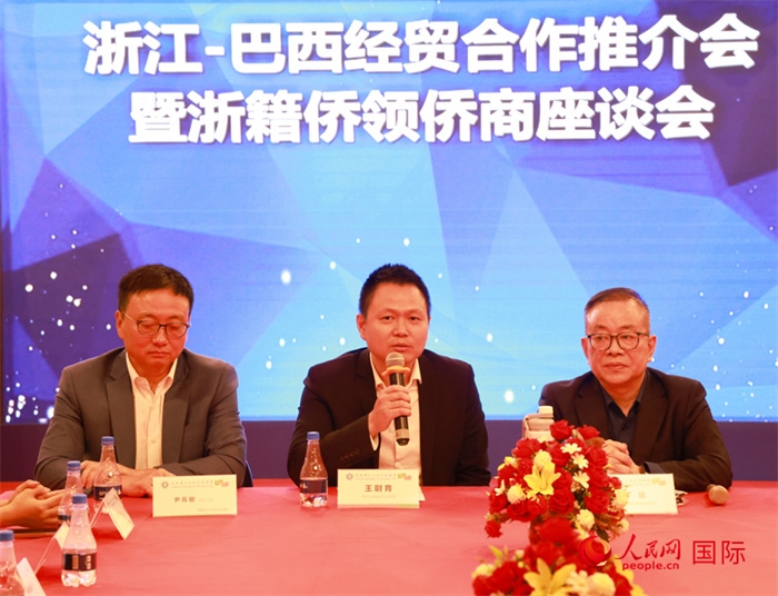 中國駐里約代總領(lǐng)事王尉育（中）在活動(dòng)中致辭。人民網(wǎng)記者 陳海琪攝
