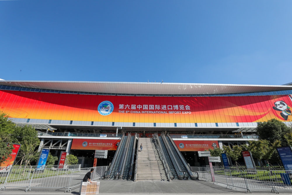 這是第六屆進(jìn)博會場館國家會展中心（上海）外景（2023年11月2日攝）。新華社記者 辛夢晨 攝