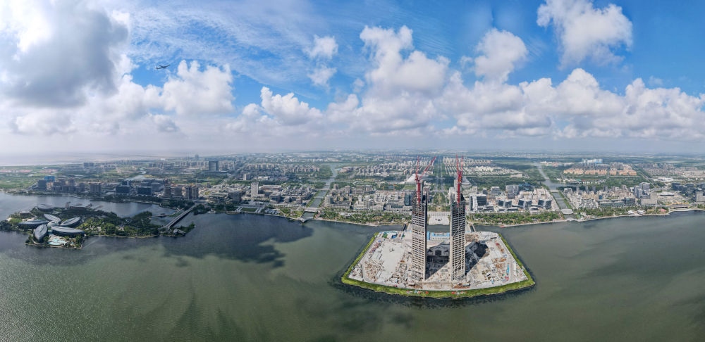 空中俯瞰中國（上海）自由貿(mào)易試驗(yàn)區(qū)臨港新片區(qū)，左上為東海大橋，前為建設(shè)中的中銀金融中心大樓（2023年9月6日攝，無人機(jī)照片）。新華社記者 方喆 攝