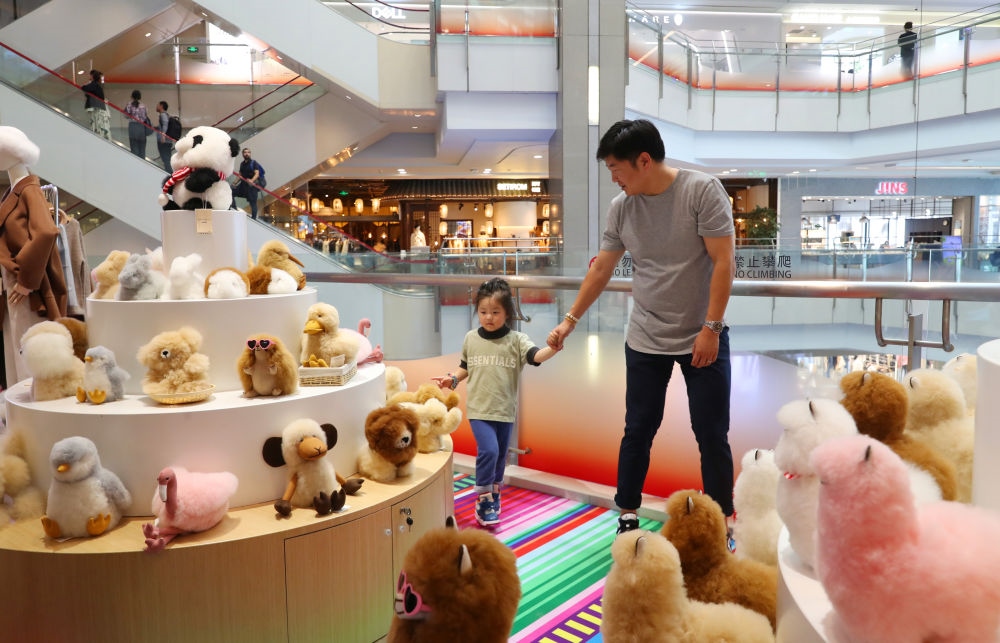 2023年11月2日，顧客在溫暖駝品牌專柜內(nèi)選購。連續(xù)六年參加進(jìn)博會的秘魯羊駝制品品牌溫暖駝在上海市中心商場開設(shè)了專柜。新華社記者 方喆 攝