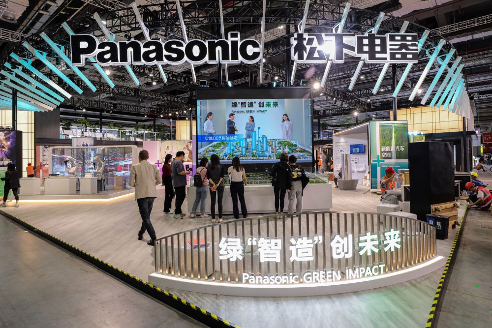 2023年11月2日，工作人員在進(jìn)博會松下電器展位做準(zhǔn)備工作。新華社記者 辛夢晨 攝