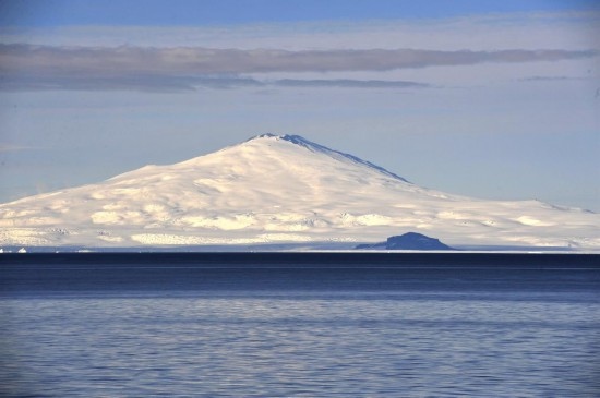 羅斯海沿岸的火山。新華社記者 張建松 攝