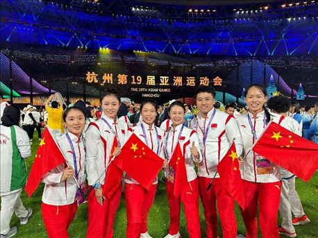 杭州亞運會閉幕式上，教練李紅（右三）和隊員們合影（左二為龔莉）。受訪者供圖