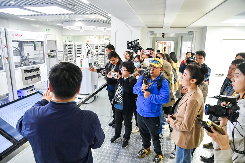 2023年10月16日，第三屆“一帶一路”國際合作高峰論壇新聞中心組織中外記者采訪。記者在中德大廈內(nèi)的博世未來工廠展區(qū)參觀，了解其高質(zhì)量創(chuàng)新發(fā)展成果。