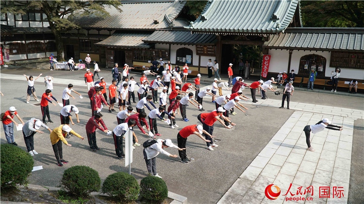 開跑前，中日青少年一起做熱身運(yùn)動(dòng)。人民網(wǎng) 蔣曉辰攝