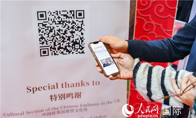 觀眾掃碼《我們的中國(guó)故事》系列視頻。人民網(wǎng) 郭錦標(biāo)攝