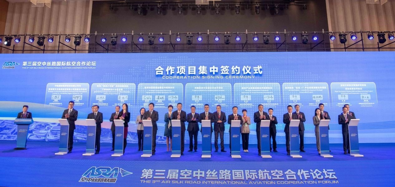 圖為7個國內外合作項目現(xiàn)場簽約。人民網記者 唐宋攝