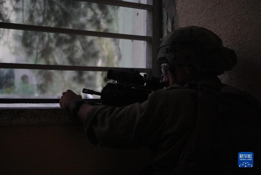 這張以色列國防軍11月9日發(fā)布的照片顯示，以軍地面部隊在加沙城進行軍事行動。新華社發(fā)
