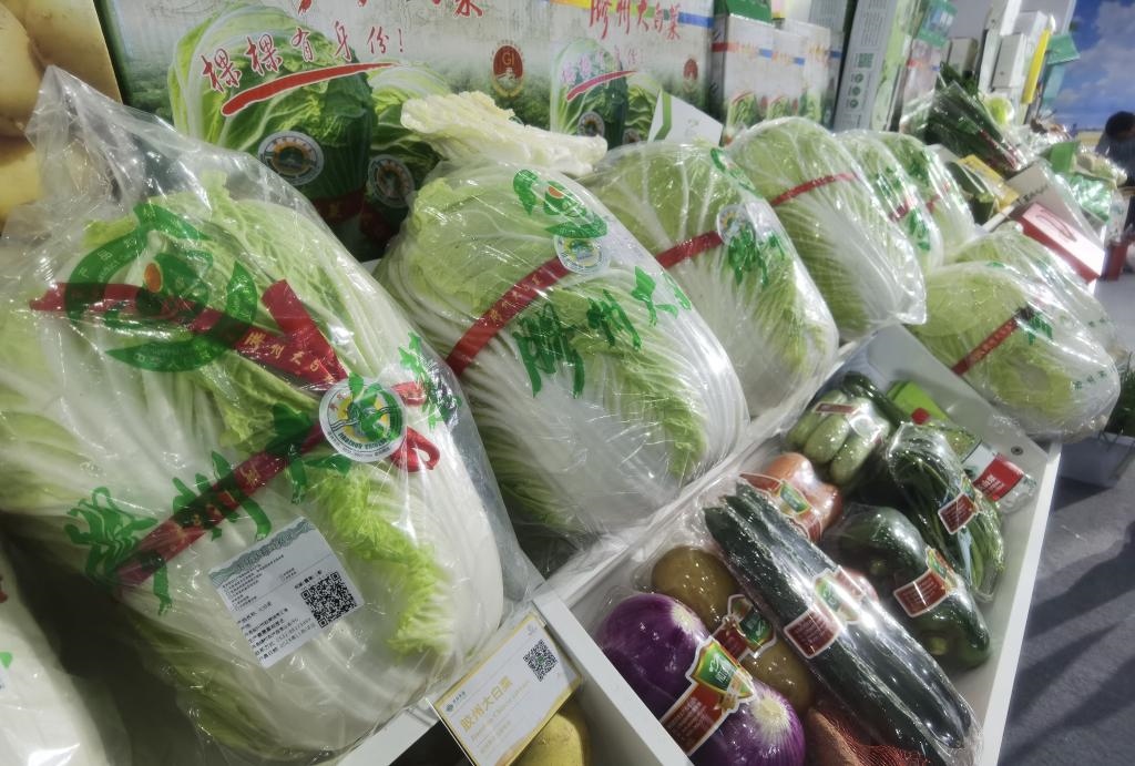 圖為本屆農(nóng)交會現(xiàn)場展示的膠州大白菜等蔬菜。新華社記者王凱攝