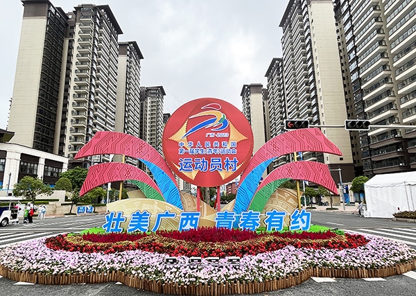 運(yùn)動員村入口處標(biāo)識標(biāo)牌成為極受歡迎的打卡點(diǎn)。人民網(wǎng)記者 歐興榮攝