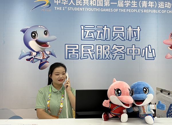 朱珊妮在接聽住宿服務(wù)中心的熱線電話。人民網(wǎng)記者 歐興榮攝