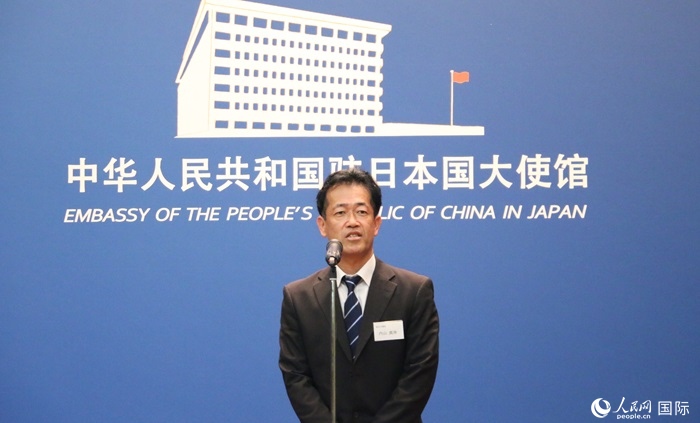 導(dǎo)師代表、東京大學(xué)教授內(nèi)山真伸發(fā)表致辭。人民網(wǎng) 許可攝