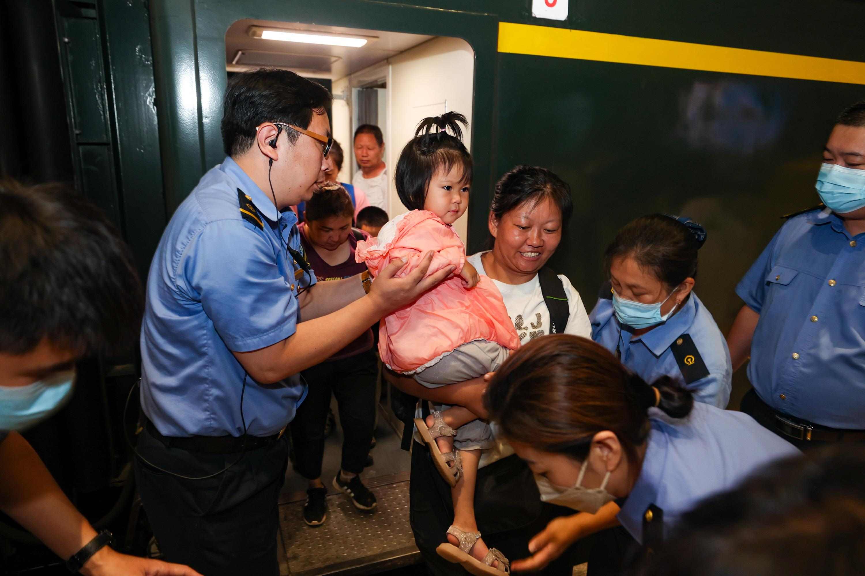 2023年8月2日，因強(qiáng)降雨被困的K396次列車第二批近500名旅客在救援隊的一路護(hù)送下，徒步五個小時抵達(dá)妙峰山鎮(zhèn)水峪嘴村。稍作休整后，他們乘坐臨時旅客列車前往北京豐臺站。