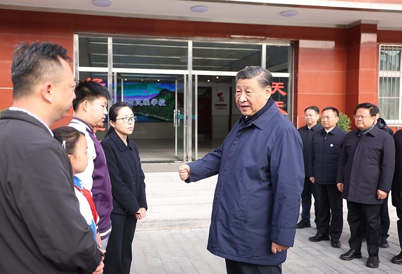 2023年11月10日，習(xí)近平總書記在北京門頭溝妙峰山民族學(xué)校，親切慰問因公犧牲烈士家屬。