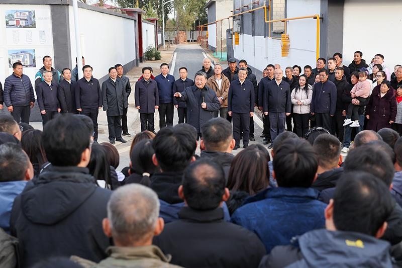2023年11月10日，習(xí)近平總書記在河北保定涿州市萬全莊村考察時，同村民們親切交流。