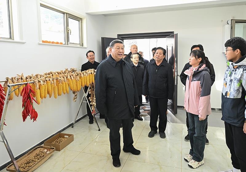 2023年11月10日，習(xí)近平總書記在北京門頭溝妙峰山鎮(zhèn)水峪嘴村村民李盟家看望慰問，了解房屋受損、修繕和冬季取暖等情況。