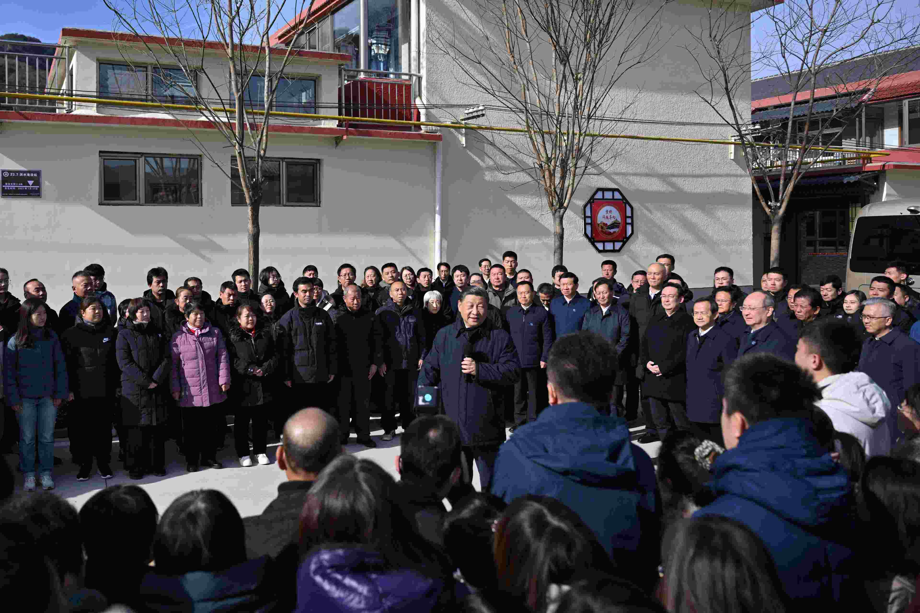 2023年11月10日，習(xí)近平總書(shū)記在北京市門頭溝區(qū)妙峰山鎮(zhèn)水峪嘴村考察時(shí)，同當(dāng)?shù)厝罕娪H切交流。