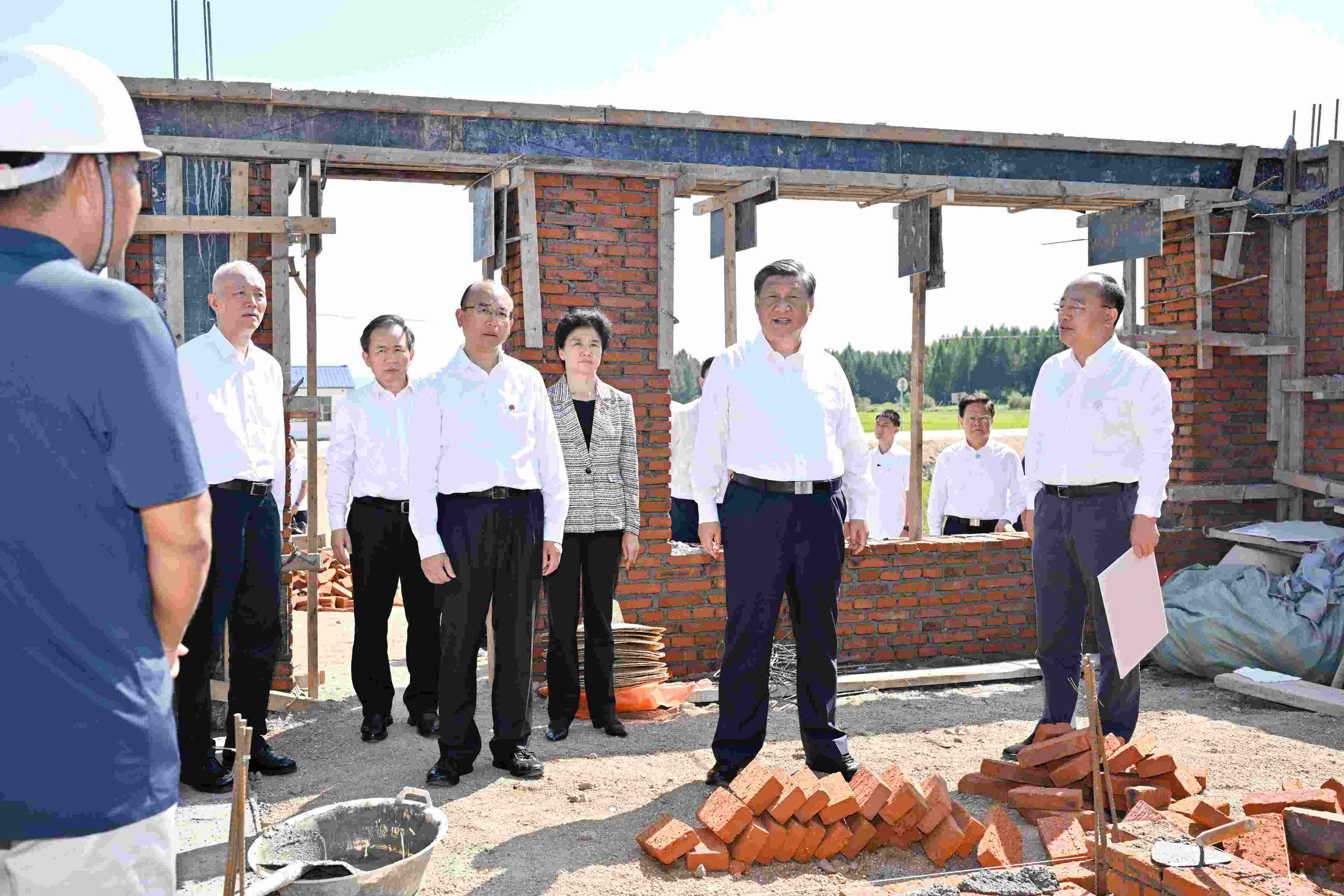 2023年9月7日，習(xí)近平總書(shū)記在遭受洪澇災(zāi)害的黑龍江省哈爾濱尚志市老街基鄉(xiāng)龍王廟村，察看水毀房屋重建情況。