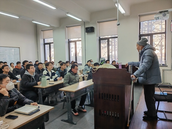 鐘萬(wàn)勰院士為研究生上課。大連理工大學(xué)供圖