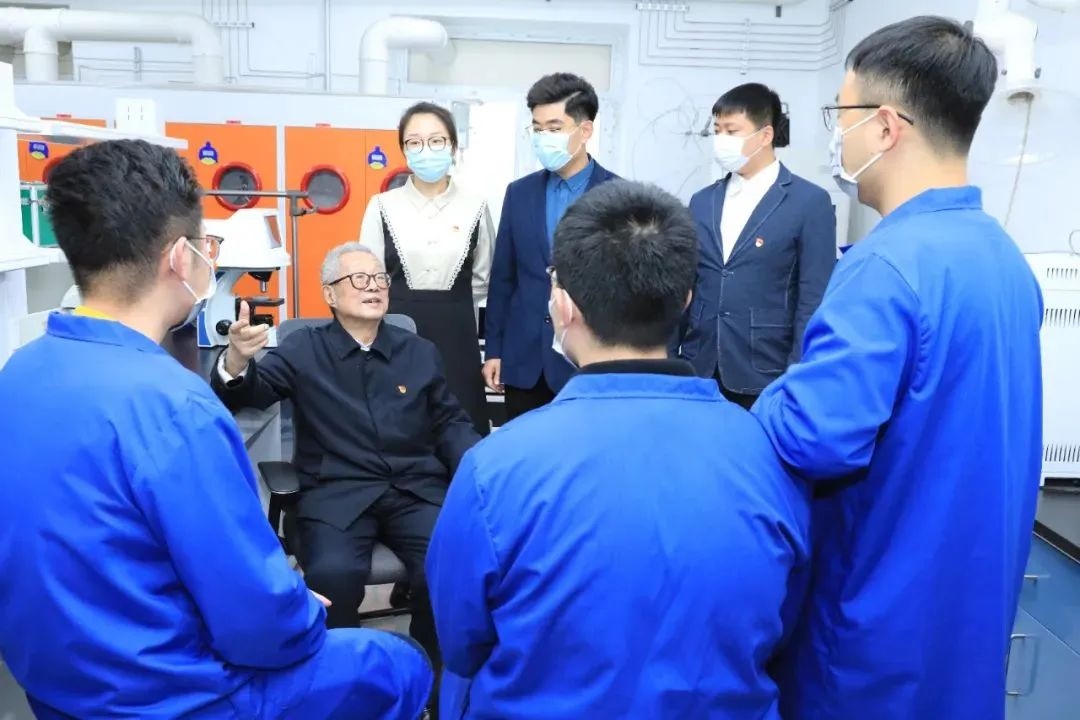 秦裕琨院士在實(shí)驗(yàn)室與青年師生交流。哈爾濱工業(yè)大學(xué)供圖