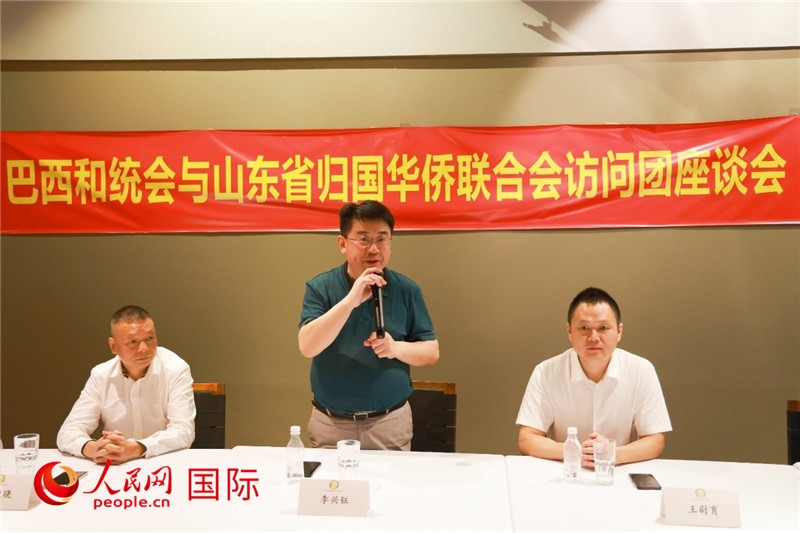 中國僑聯(lián)副主席、山東省僑聯(lián)主席李興鈺（中）在座談會上致辭。人民網(wǎng)記者 陳海琪攝