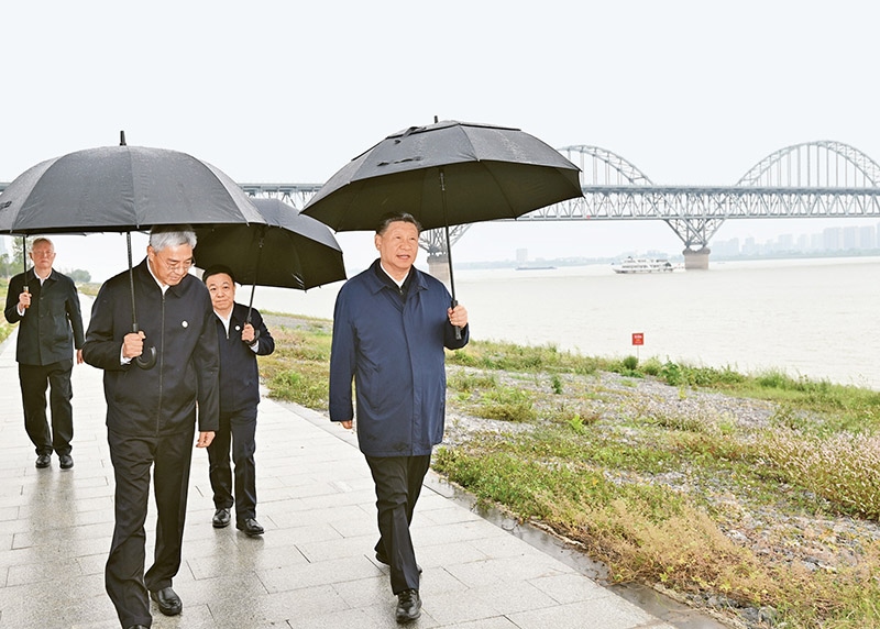 2023年10月10日至13日，中共中央總書記、國(guó)家主席、中央軍委主席習(xí)近平在江西考察。這是10日下午，習(xí)近平在長(zhǎng)江國(guó)家文化公園九江城區(qū)段考察時(shí)，冒雨沿江堤步行察看沿岸風(fēng)貌。 新華社記者 謝環(huán)馳/攝