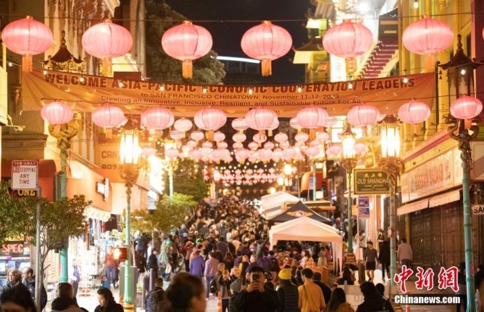 當(dāng)?shù)貢r間11月10日，美國舊金山唐人街夜市人頭攢動。亞太經(jīng)合組織(APEC)第三十次領(lǐng)導(dǎo)人非正式會議將在舊金山舉行，當(dāng)?shù)靥迫私钟媱澟e辦包括夜市在內(nèi)的多場活動，以吸引與會者、游客和市民的光顧。<a target='_blank' href='/'><p class=